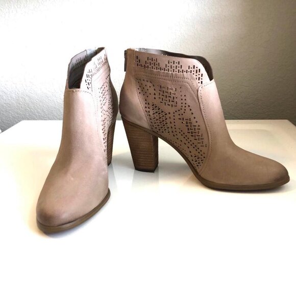 NWT VINCE CAMUTO Frasitta Ankle Booties Taupe Suede Perforated Lace 11 MSRP $225 - Picture 4 of 9
